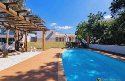Casa no interior como requinte de litoral, graças a sua generosa área de lazer e convivio com a natureza no condominio santa mônica em itu
