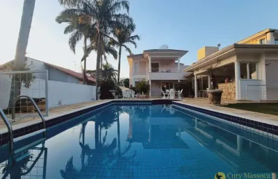 O clássico nunca sai de moda, esta obra-prima traduz a elegância, o luxo e conforto, através de um generoso terreno que se assemelha a um resort.