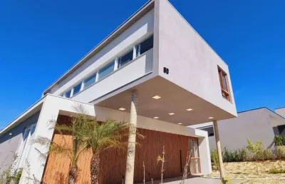 Arquitetura moderna que difere dentro do condomínio. seu pavimento superior reserva elegantes suítes e a magia da arquitetura em balanço.