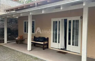 Casa com 3 quartos à venda na rua fraiburgo, 831, iririú, joinville por r$ 495.000