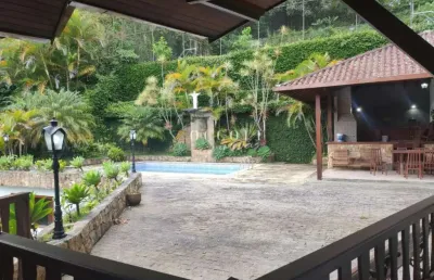 Bela casa a venda no comary com vista para o lago e cbf