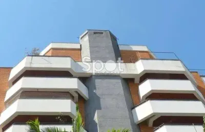 Cobertura charmosa nos mínimos detalhes, bem iluminada e com área externa receptiva no real parqu