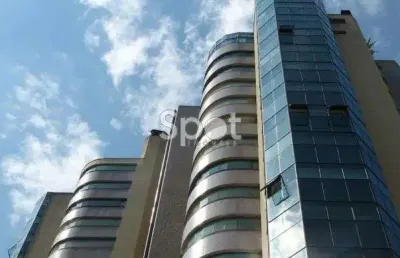 A elegância está presente em cada ambiente desta cobertura no real parque.