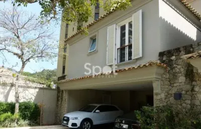 Linda casa em condomínio - rua tranquila e arborizada.