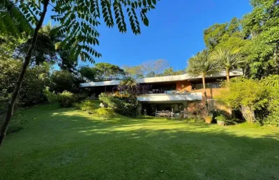 Exclusiva casa de alto padrão em rua fechada com portões, privativa, monitorada e segura 24 horas.