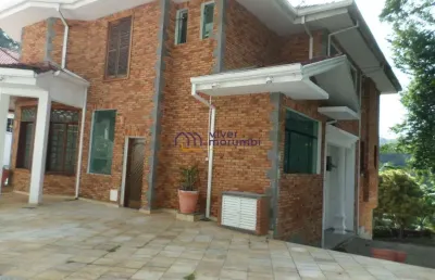 Ótima casa com elevador até 3º andar  toda de tijolinhos piscina aquecida