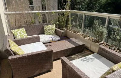 Apartamento mobiliado, de fundos, vista para o bosque.