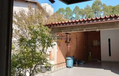 Casa com amplo quintal e muito verde na região do portal do morumbi !