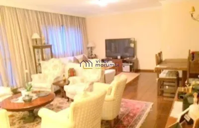 Amplo apartamento com 3 dormitórios em rua arborizada!