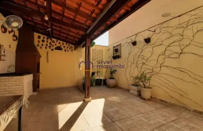 Ótima casa em excelente localização/ 3 suítes/ ampla sala/ churrasqueira/ quintal/ vagas para autos!