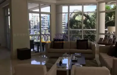 Luxuosa casa de  alto padrão em condomínio cercada de muito verde  de fácil acesso pela marginal
