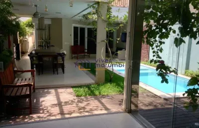 Casa em condomínio muito bem localizada no bairro da cidade jardim, com saída para o bairro e pela m