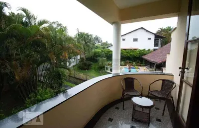 Vendo casa duplex 4 quartos, sendo 2 suítes, com quintal, no badu