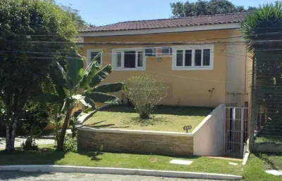 Casa duplex com 4 quartos sendo 1 suíte em condomínio fechado