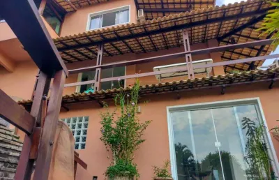 Open house vende casa triplex em itacoatiara com 5 quartos, sendo 4 suítes e 4 vagas de garagem!!!
