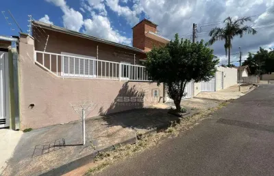 Casa com 2 dormitórios para alugar, 100 m² por r$ 2.000,00/mês - centro - botucatu/sp
