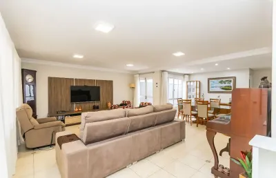Confortável casa térrea em condomínio com quintal e edícula