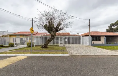 Confortável casa térrea em condomínio com quintal e edícula
