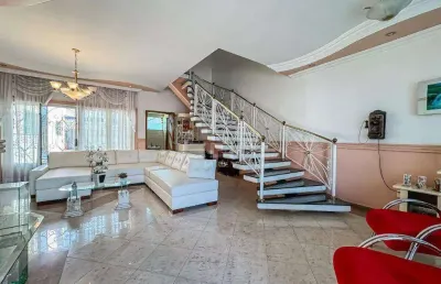 Casa assobradada que une espaço, conforto e sofisticação