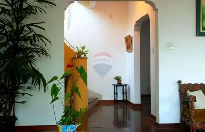 Casa sobrado - venda com 3 quartos e 2 banheiros, quintal, garagem 5 carros 193 m²