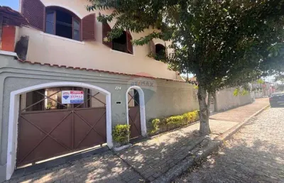 Sobrado à venda com 4 dormitórios, 500m² de terreno e 200m² de área construída no parque santana em mogi das cruzes
