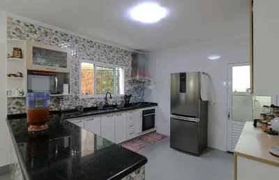 Sobrado à venda no jardim planalto com 4 dormitórios, quintal amplo e ótima localização em mogi das cruzes
