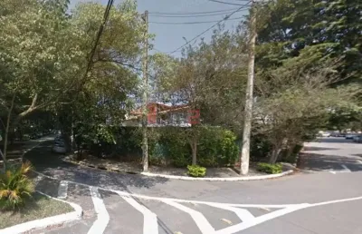 Casa térrea para modernização em amplo terreno de esquina muito bem localizado no alto de pinheiros.