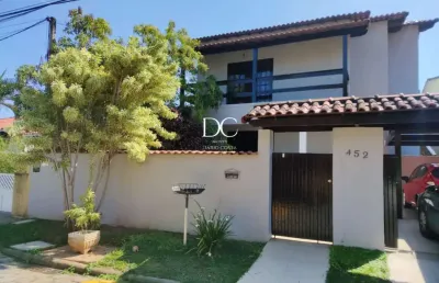 Casa em condomínio fechado com 5 quartos à venda na rua irineu ferreira pinto, ponta grossa, maricá por r$ 990.000