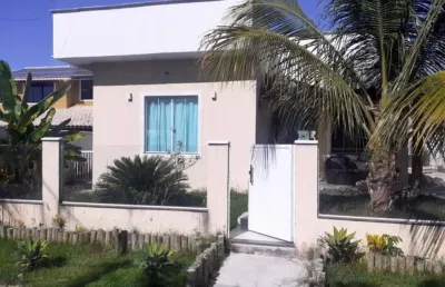 Casa em condomínio fechado com 3 quartos à venda na rua raul alfredo de andrade, 540, caxito, maricá por r$ 539.000