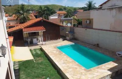 Casa em condomínio fechado com 3 quartos à venda na rua irineu ferreira pinto, 374, ponta grossa, maricá por r$ 490.000