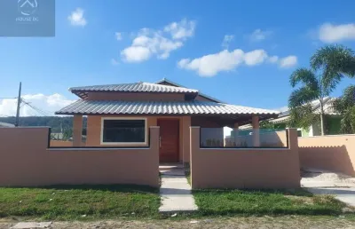 Casa em condomínio fechado com 3 quartos à venda na rua raul alfredo de andrade, caxito, maricá por r$ 565.000