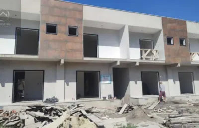 Casa com 2 quartos à venda na rua trinta e dois, jardim atlântico oeste (itaipuaçu), maricá por r$ 495.000