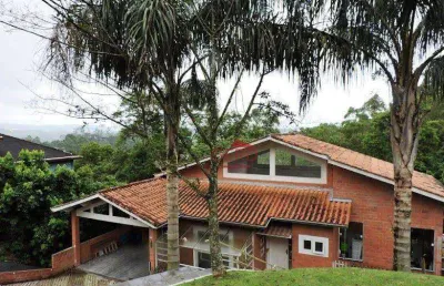 Casa à venda no parque das artes, embu das artes: 4 quartos, ampla área e potencial para modernização