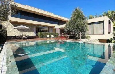Casa de luxo mobiliada em condomínio, cotia - 5 suítes, 12 vagas, piscina e área gourmet completa!