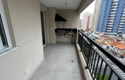 Apartamento com 2 dormitórios, suíte, vagas de garagem e depósito privativo.