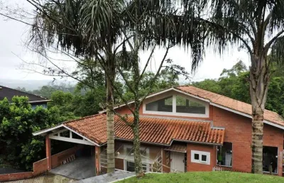 Parque das artes - casa descolada! na melhor localização do condomínio, muito verde!