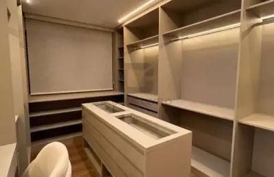 Apartamento mobiliado a venda no centro de alphaville, 3 suítes, reformado, andar alto e vista contemplativa