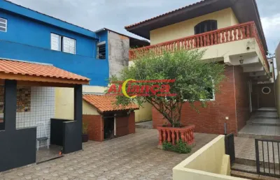 Belissimo sobrado , excelente para familia com amplo espaço interno,  quintal com espaço gourmet, ga