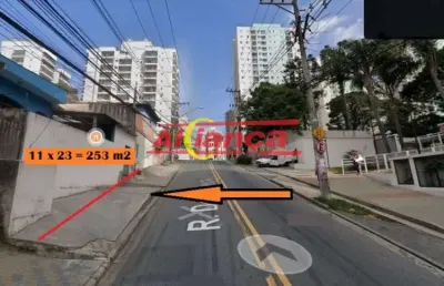 Terreno 253 m2 na rua dona tecla, com construção antiga.