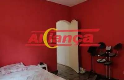 Sobrado da frente todos os cômodos amplos, parte de baixo sendo, sala, banheiro, cozinha, lavanderia
