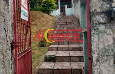 Casa terrea bem localizada com area verde e quintal .