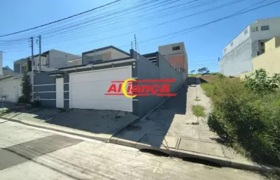 Casa térrea com 03 dorm, suite, 04 vagas, quintal e churrasqueira