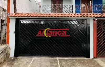 Casa assobradada com 02 quartos sendo 1 suíte, 03 vagas de garagem  em ótima localização