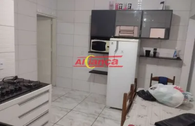 Casa com 2 dormitórios,  garagem para 2 carros e amplo quintal com churrasqueira