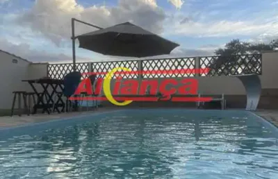 Sitio  com 2 suítes, área gourmet, piscina aquecida e 3 vagas em bairro tranquilo.