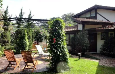 Casa praticamente térrea!!, chácara dos lagos, granja viana.(portal)