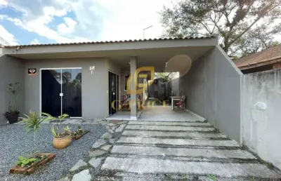 Linda casa com piscina e face leste apenas 250 mts do mar