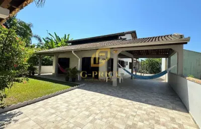 Ampla casa com quintal e edícula apenas 250m do mar