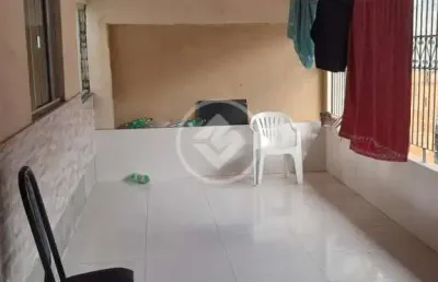 Sobrado sendo 1 casa em cima da outra com saídas separadas, porem tem q fazer um muro de divisória na área codigo: 74549