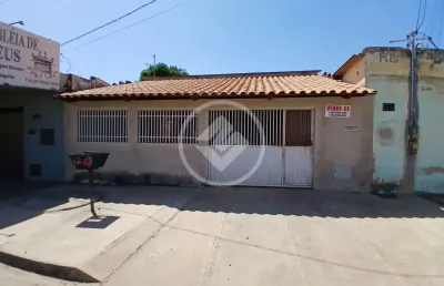 Casa bem localizada no jardim itaipu, com 2 quartos,  2 vagas de garagem e 3 kitnetes codigo: 79526
